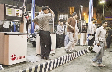 ポリタンクをもってガソリンを買い求める人々（写真：ファールス通信）