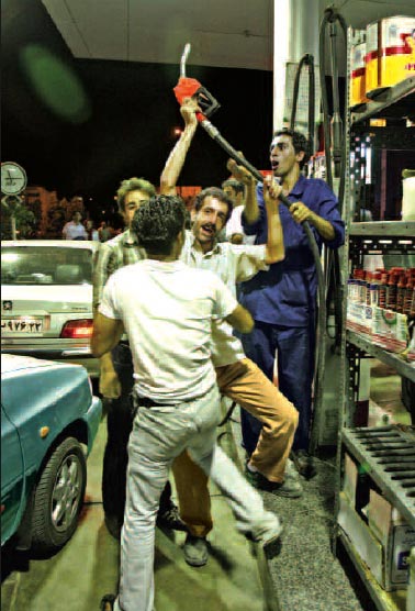 2007年6月28日付エッテマーデ・メッリー紙1面より（写真：ホッジャト・セパフヴァンド／エッテマーデ・メッリー）