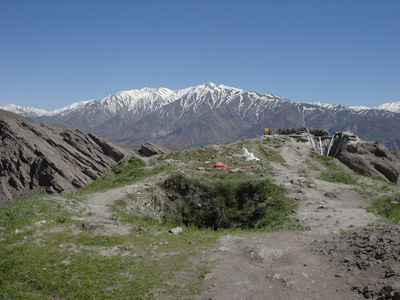 アラムートの城砦の上からみた付近の山の風景(斎藤正道・撮影)