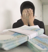 逮捕後の女（写真：事件部）