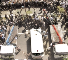 写真：サーティヤール・エマーミー〔処刑された二名はクレーンで吊されている＝訳者註〕