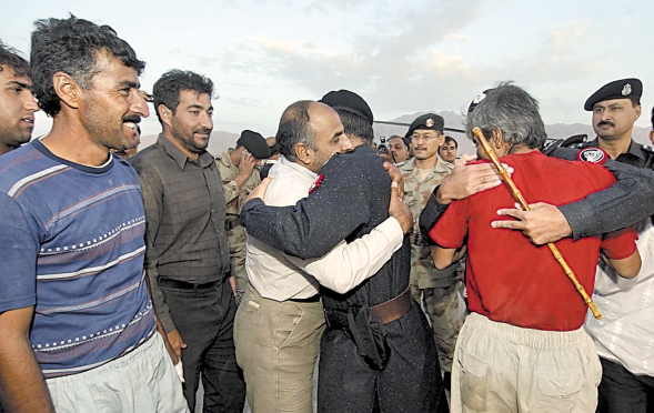 21名のイラン人人質は昨日解放後、在パキスタン・イラン大使館の関係者に引き渡された（写真：AFP）