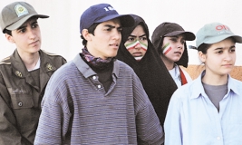 写真：ISNA〔この写真は、ベルリン映画祭銀熊賞を受賞したパナーヒー監督の『オフサイド・ガールズ』 （2006）から取られたもの。女性がサッカー・スタジアムに入場できないことを皮肉った映画。〕