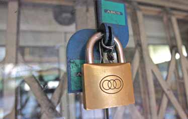 期日までにカフェを撤去したにもかかわらず、サーレス書店は完全に封印された／写真：ホッジャト・セパフヴァンド（エッテマーデ・メッリー）