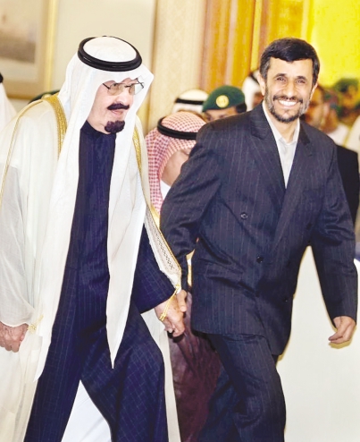 ペルシア湾岸協力会議首脳会合の会場に並んで入場するアフマディーネジャード大統領とアブドゥッラー・サウジ国王：AFP