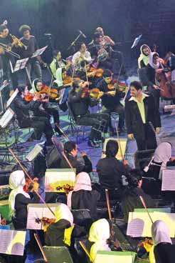 ホシャーヤール・エェテマーディーと彼のバンドが公演している様子（写真：アークー・サーレミー/エッテマーデ・メッリー）