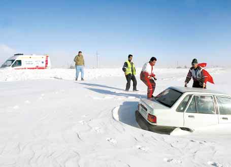 雪に埋もれた車の中に閉じこめれらた人々を救急隊が救助している様子（ザンジャーン＝ガズヴィーン街道で）/写真：ファールス通信