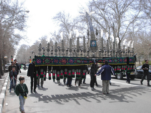 アーシューラーの行進の様子（撮影：斎藤正道、時：2003年3月、場所：テヘラン・ヴァリーアスル通り）