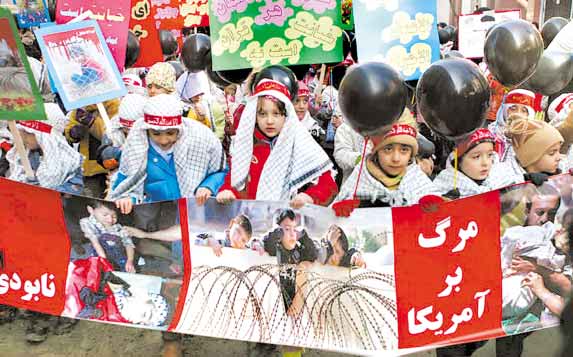 ガザに対する封鎖が続けられていることに対し、子供たちがテヘランにある国連事務所の前で抗議集会を開いている様子（1月29日付ジャーメ・ジャム紙1面）