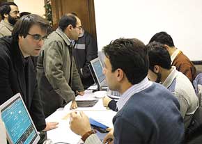 写真：ISNA〔アリー・エシュラーギー氏は左のメガネをかけた人物〕