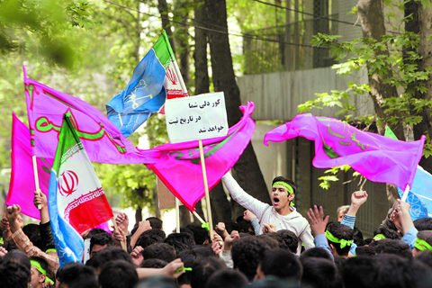 「お前たちの不見識は、歴史に記録されるであろう」と書かれたプラカードを掲げる学生たち