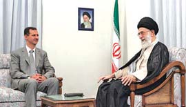 ハーメネイー最高指導者（右）と会談するバッシャール・アサド・シリア大統領（左）