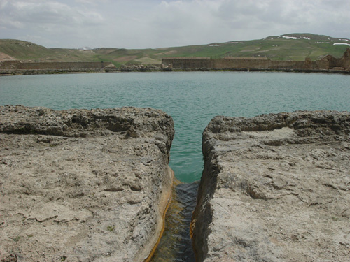 タフテ・ソレイマーン内にある池(撮影:斎藤正道)
