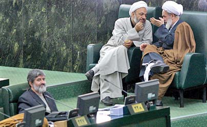 モタッハリー議員(左)、および、ホセイン・エブラーヒーミー議員(右)と歓談するアーガーテヘラーニー議員(中央)