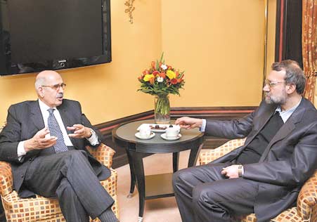 ミュンヘン安保会議の傍らでエルバラダイIAEA事務局長（左）と会談するラーリージャーニー国会議長（右）