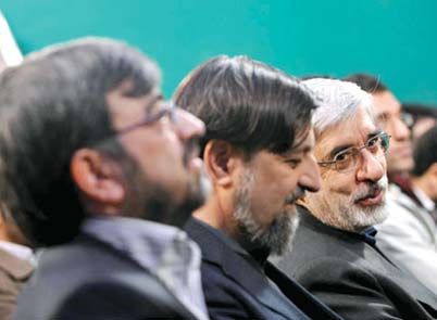 2009年2月17日付エッテマーデ・メッリー紙2面より転載。ムーサヴィー元首相は一番奥