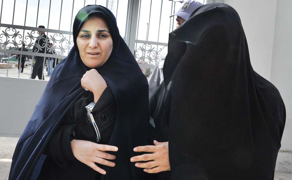 刑務所の係官に付き添われて法廷入りするシャフラー・ジャーヘド