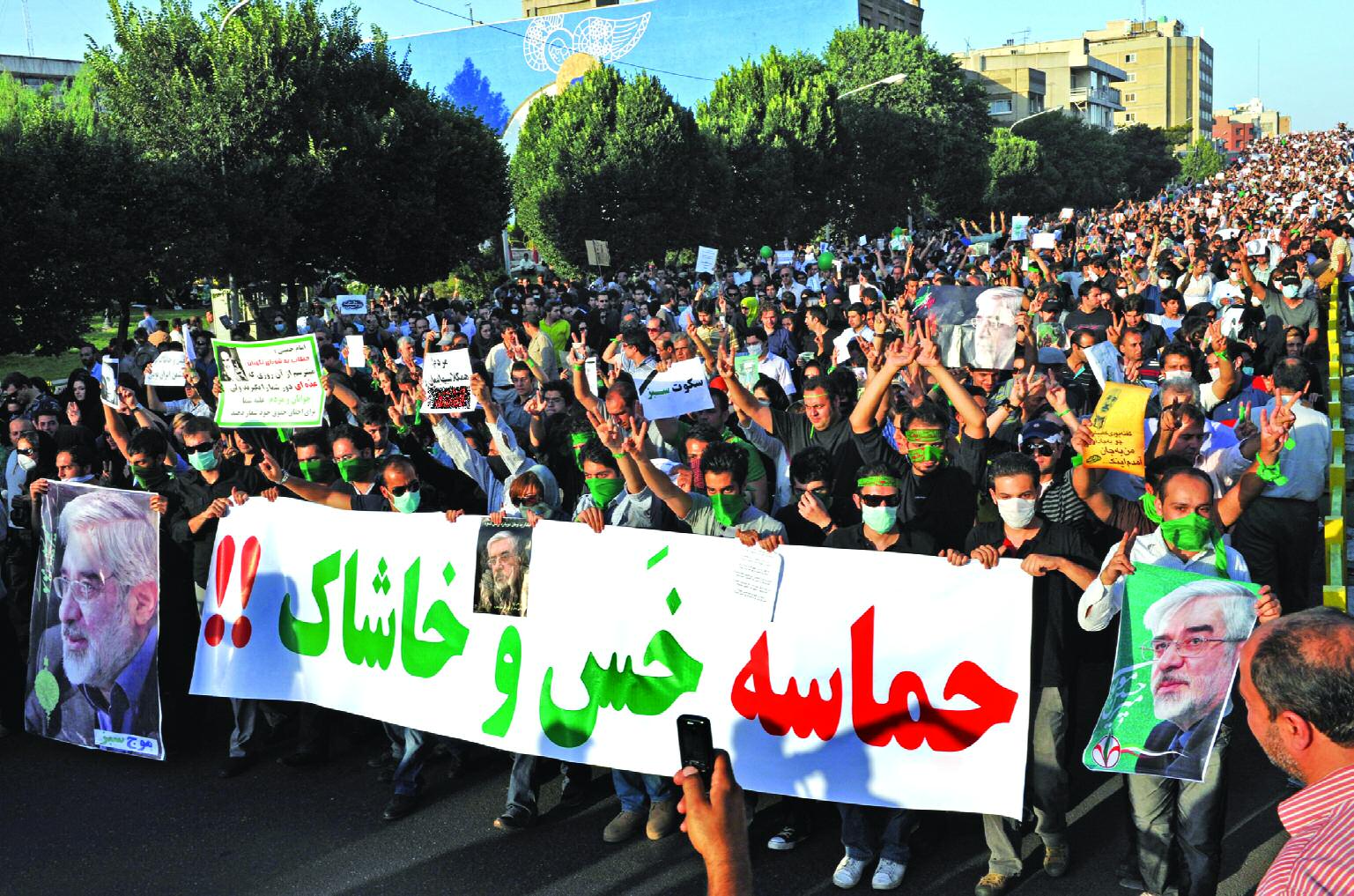 横断幕には、「木っ端・クズどもの運動！！」と書かれている。アフマディーネジャードがムーサヴィー支持者たちを「木っ端・クズ」と呼んだことがきっかけで、このことばが抗議運動の標語のようになっている。