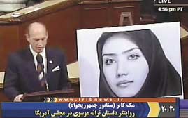 強姦され殺害されたとして取りざたされているタラーネ・ムーサヴィーさんの写真(右)と、それを紹介するマコター下院議員(左)