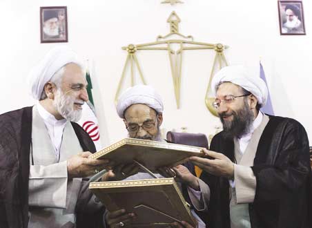 8月25日に行われた就任式の様子（8月26日付ジャーメ・ジャム紙1面より）