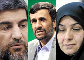左から順に、電力相に指名されたザビーヒー候補、アフマディーネジャード大統領、教育相に指名されたアーリヤー候補