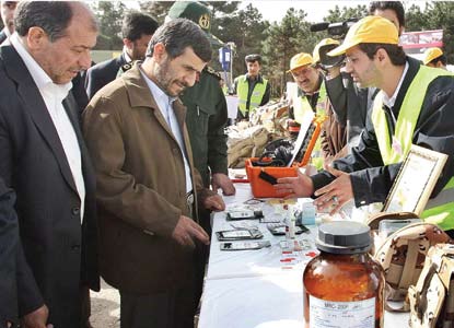 アフマディーネジャード大統領（真ん中）とモハンマド・ナッジャール内相（左）