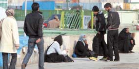 老いも若きも、学生も勤め人も、時に広場の横にいる占い師たちの餌食になっている。実際、占い師たちにとって大切なのは、お金だけなのであり、誠実さなどではないのだ（写真：バフマン・サーデギー）