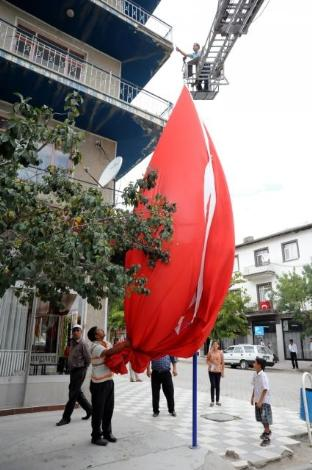 葬儀が中止となり、用意された国旗も回収された