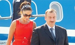 アリエフ大統領（右）