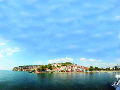 オフリド湖とオフリドの街