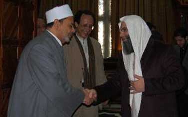 握手するアズハルのアフマド・アル＝タイブ博士と教授職にあるシャイフ、ムハンマド・ハサーン