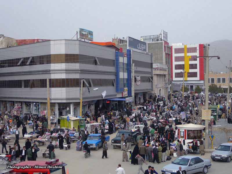 バーネのショッピングモールの賑わい:バーネには52のショッピングモールがあり、さらに多くが建設中、建設許可待ちであるという(http://www.banehpedia.com/より)