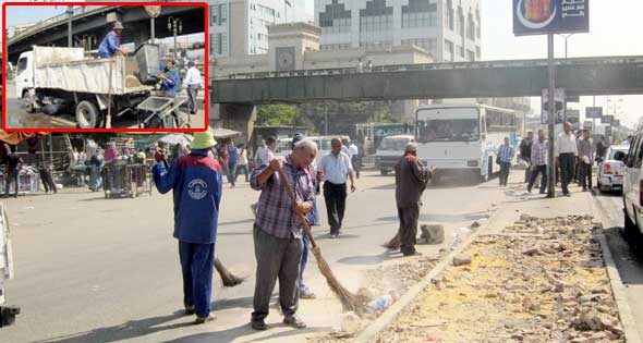 デモ隊の残したごみ処理に追われる人々