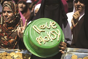 同胞団側の断食明けの祭の菓子　「I love Morsy」の文字