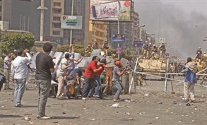 軍に投石するラービア・アダウィーヤのムルスィー支持者