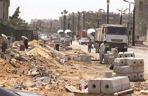 ラービア・アダウィーヤ広場の歩道の修理作業
