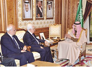 アッバース大統領と会談するサルマーン皇太子（サウジ通信社）