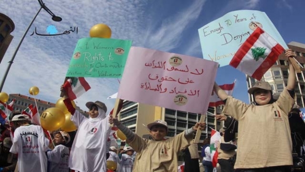 リヤード・スルフ広場でのデモ（ナースィル・タラーブルスィー）