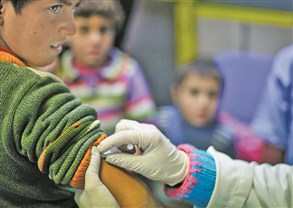レバノンのシリア難民のための予防接種キャンペーンにて（AP）