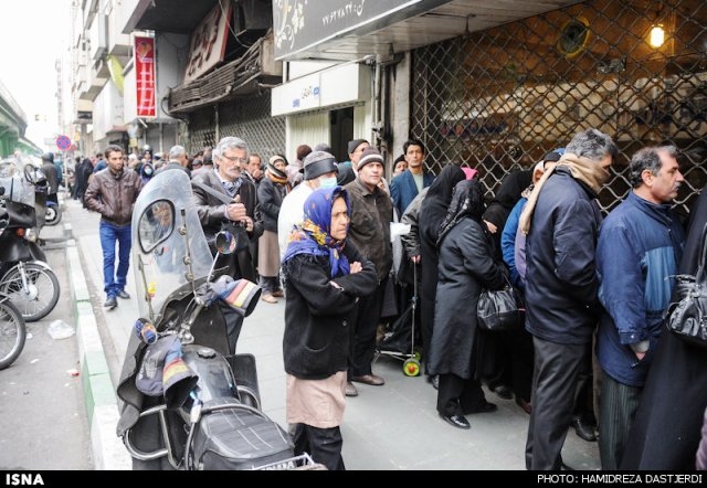 「商品バスケット」の配給を待つ人々(ISNAより転載)