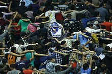 《マティーン・ヴァラーミーン》のサポーターたち（ペルシア語版ウィキベディアより）