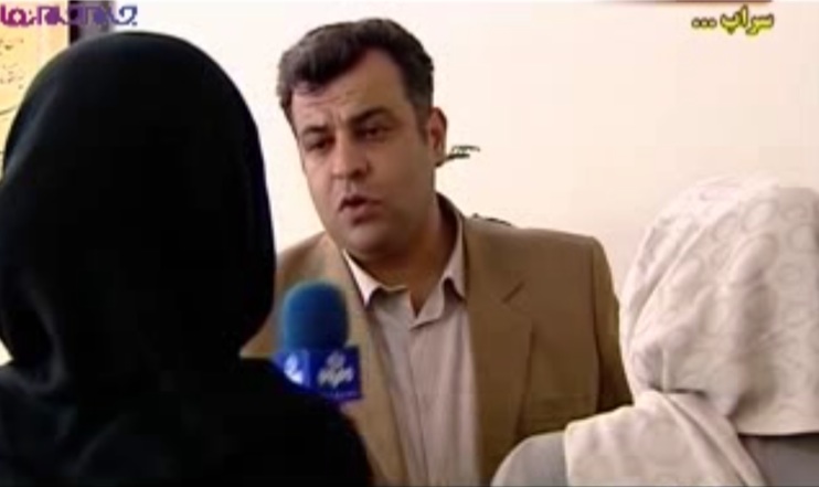 厳しい表情のイラン国営放送アナウンサーの取材を受ける容疑者たち