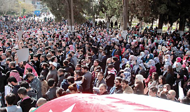 ヨルダン人操縦士殺害を非難するデモ、昨日のアンマン（AFP）