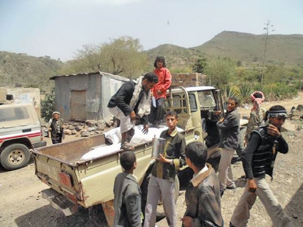 サナアでの支援物資の配給（al-Hayat）