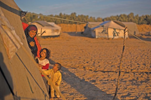 ヨルダン分岐路付近のシリア難民キャンプ（AP）