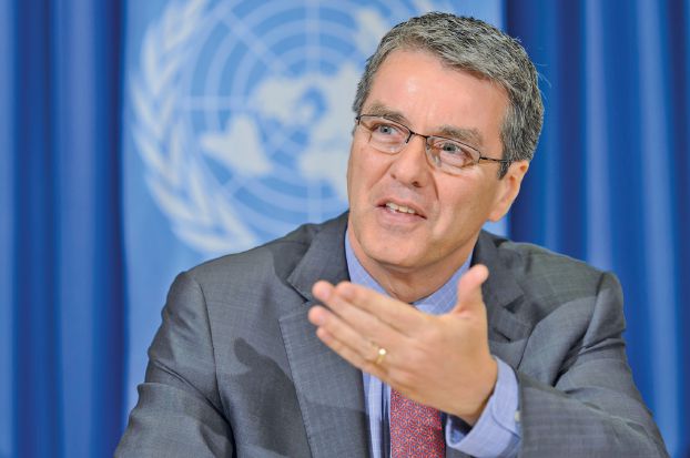 記者会見するロベルト・アゼベドWTO事務局長（AP）