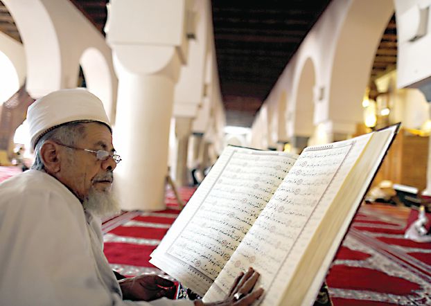 昨日、サナアのグランド・モスクで聖クルアーンを読む市民(Reuters)