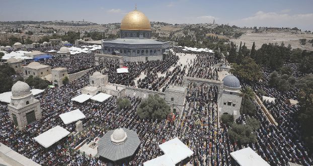 アクサー・モスクの金曜礼拝（AFP）