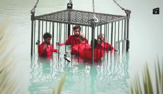 「ダーイシュ」配信映像より、イラク政府への協力者とみなされた人々を溺死させるシーン