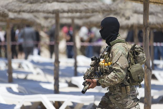 観光客襲撃事件の起きた「リウ・インペリアル」ホテル前のチュニジア兵（AFP）
